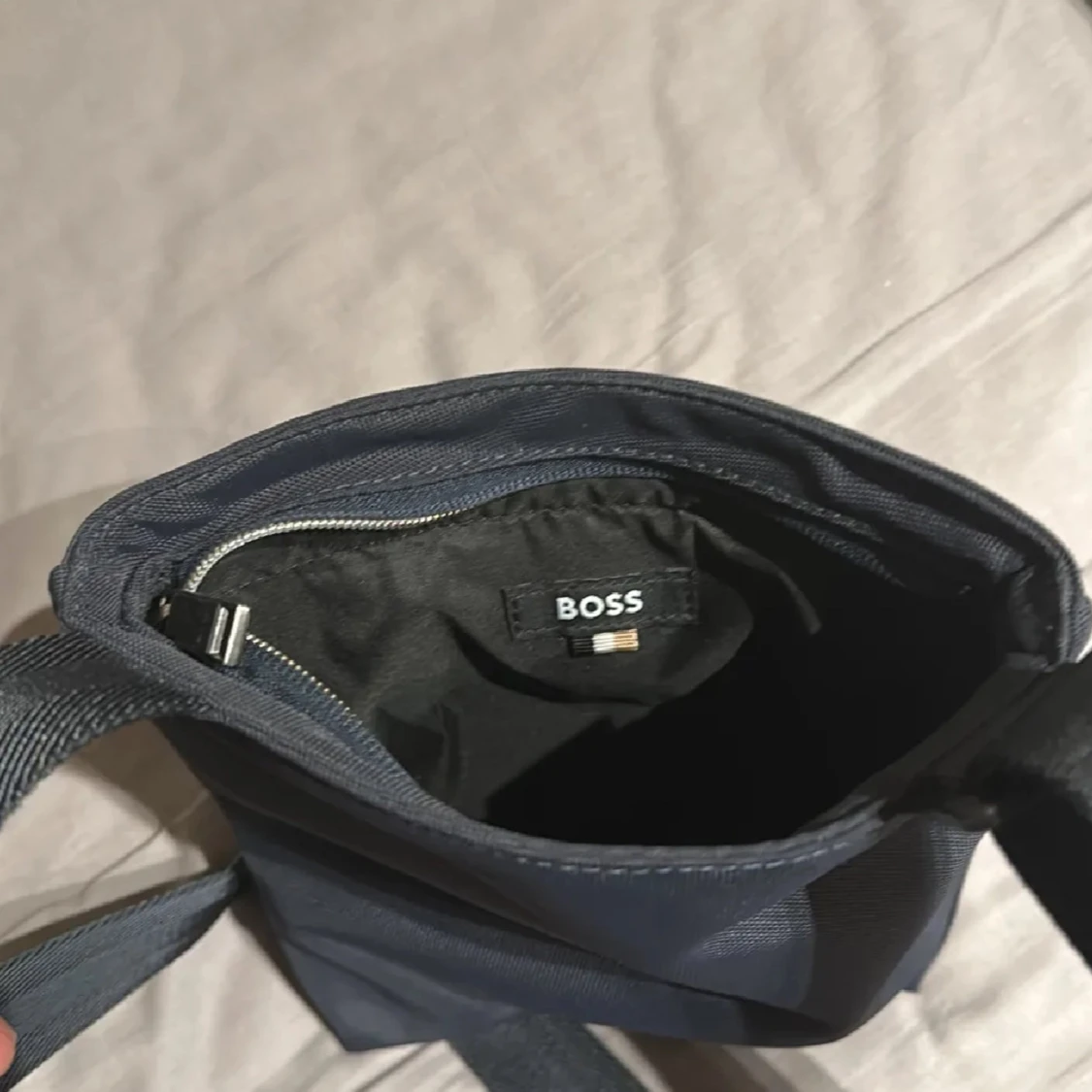 Svart axelväska från Boss - 3