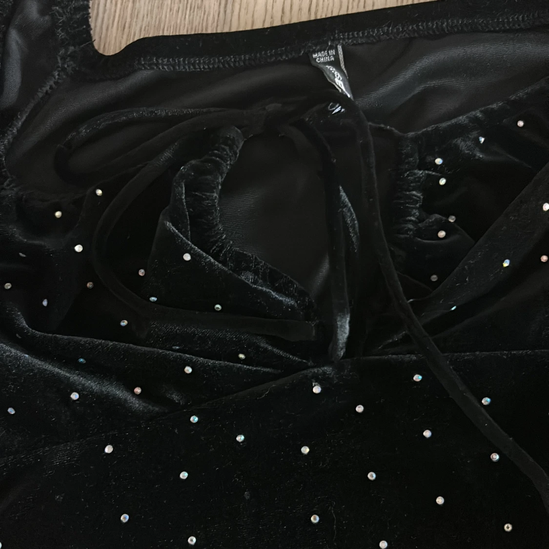 Svart sammetstopp med glittriga detaljer från Bershka - 3