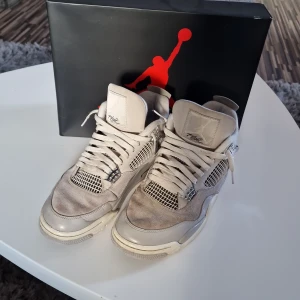 Jordan 4 äkta! Kvitto finns  - Säljer ett par jordan 4 äkta såklart kvitto finns kan sicka bild på det vid efterfrågan. Ser mycke frächare i verkligheten. Skulle kunna tvätta upp dem innan jag skickar dom. Kom med pris förslag. 4000 nya.44.5 