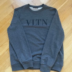 Valentino tröja - Riktigt fet tröja i bra skick utan defekter. Storlek L sitter mer M. Hör av dig för frågor!💫