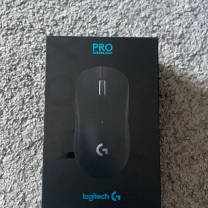 Logitech Pro X Superlight - Säljer en svart Logitech Pro X Superlight trådlös mus. Den är superlätt och designad för gaming med hög precision. Inkluderar USB-kabel och adapter. Perfekt för dig som vill ha en snabb och responsiv mus för spel eller arbete.