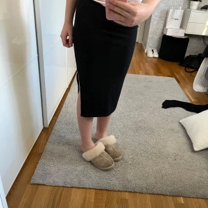 Svart kjol💓 - Snygg svart ribbad kjol med slits på sidan. Kjolen har en tight passform och är perfekt för en stilren look. Kjolen är knälång och gjord i ett bekvämt och lite varmare material.💓Skulle säga att den passar xxs-s💓den tvättas innan den postas💓
