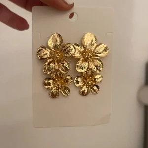Guld örhängen  - Superfina blommiga guld örhängen 💕💕
