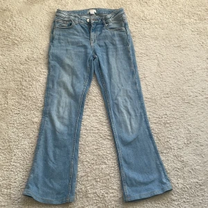 Ljusblå jeans från Gina Tricot - Snygga ljusblå jeans från Gina Tricot. Dessa jeans är i storleken 152. Men dom är uppsydda ca 2-3 cm längst ner då dom var för långa för mig. Dom passade mig perfekt när jag var runt 155.