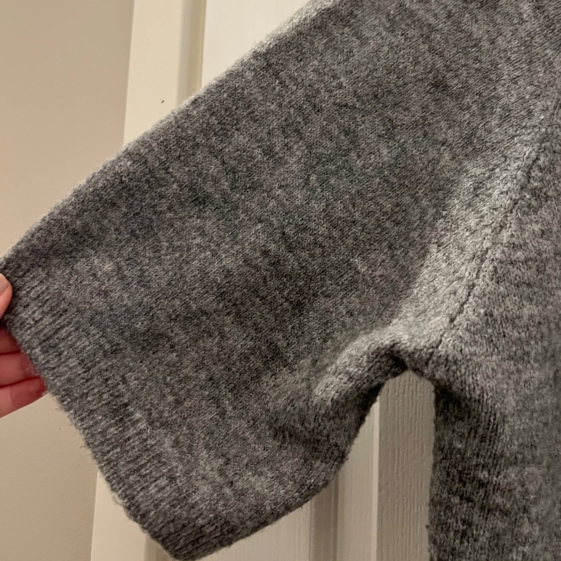 Grå stickad tröja med trekvartärm - 1