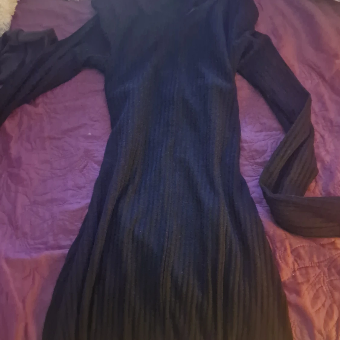 Svart ribbad klänning med öppen rygg