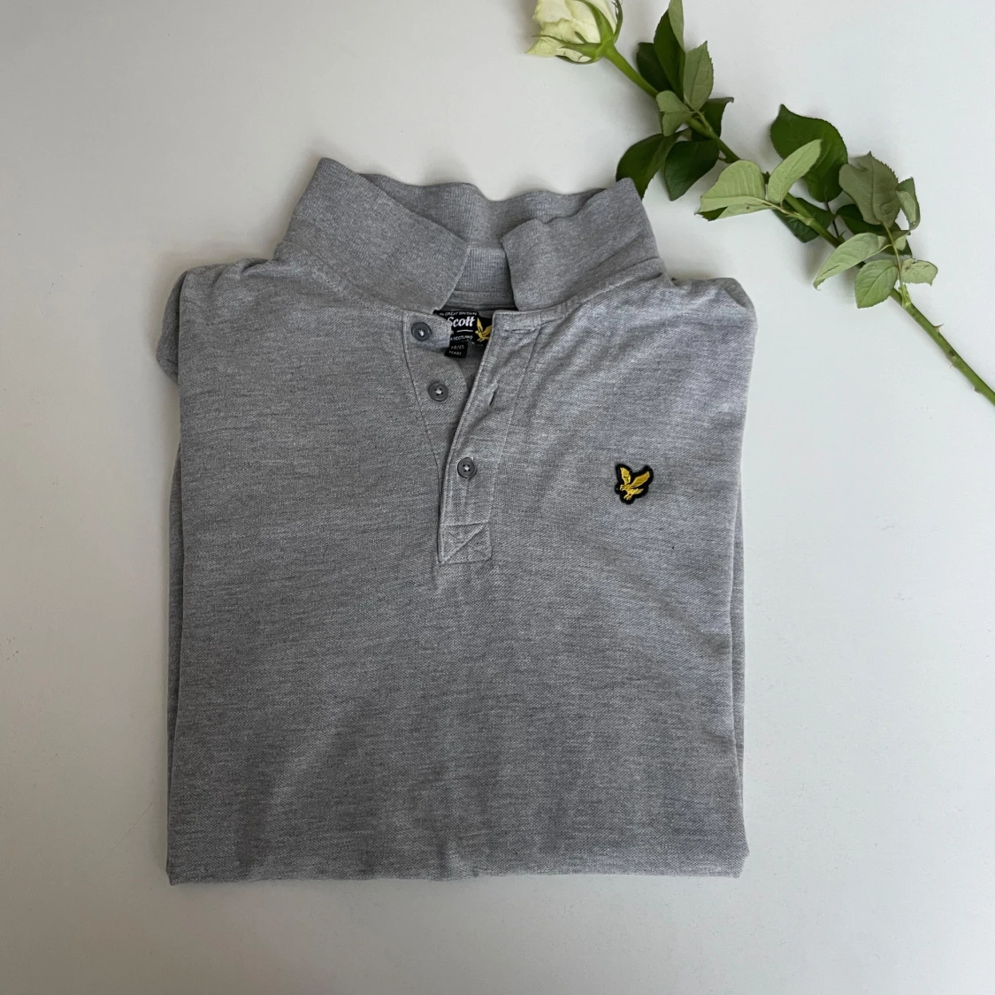 Grå pikétröja från Lyle & Scott