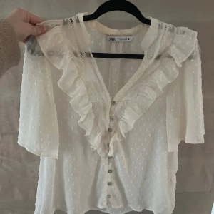 Blus med volanger - Blus med volanger från Zara, använd endast en gång så i nyskick
