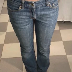 Lågmidjade bootcut jeans - Säljer dessa jättesnygga lowwaist jeansen som ja köpte på vinted men passade tyvärr inte💕jättebra skick förutom 2 små hål på insidan av benet men det är inget man ser när dem är på! Midjemåttet är 38 cm och innerbenslängden 75 cm