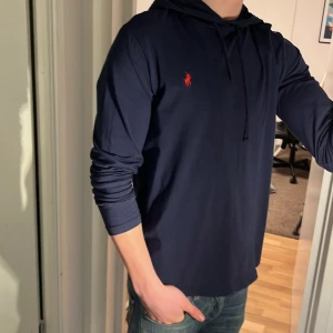 Ralph Lauren Hoodie - Tja säljer nu en riktigt snygg Ralph lauren hoodie i storlek s och i färgen marinblå. Hoodien är i ett fint skick utan några defekter som hål eller fläckar. Nypris 1395kr mitt pris 399kr. Hör av dig vid frågor eller funderingar! Pris ej hugget i sten!