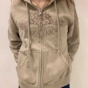 Y2k hoodie - En jätte mysig y2k hoodie från H&M i storlek M. Original pris 315kr.💕