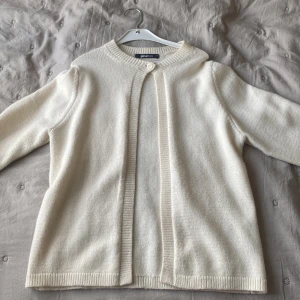 Beige  kofta från Gina tricot - Snygg beige kofta från Gina tricot, använd fåtal gånger och är i jätte bra skick, inga defekter