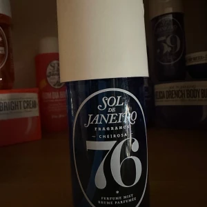 Sol de Janeiro Cheirosa '76 Perfume Mist ,  90 ml ,, Använd några tillfällen  - Säljer en Sol de Janeiro Cheirosa '76 Perfume Mist. Flaskan är blå med en vit kork och rymmer 90 ml. Perfekt för att fräscha upp din dag med en doft av sommar och sol., Snvänd några tillfällen , bifogar bilder 