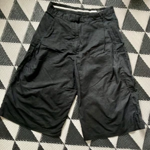 Byxkjol från MTWTFSS WEEKDAY - ”Charleen trouses” från WEEKDAY. Fickor på sidorna och snygga veck för fin fall. Tunnt och luftigt material.