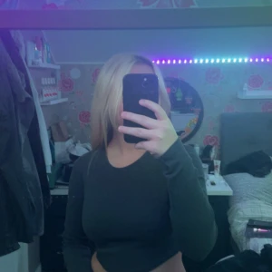 Mörkgrå croppad tröja - Säljer då den inte används längre. 