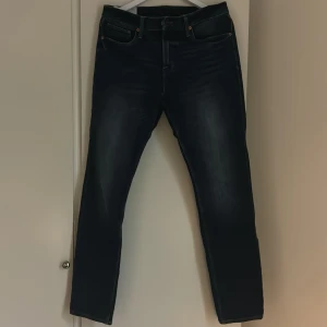  jeans - Snygga slim jeans från H&M. De har en klassisk femficksdesign och är perfekta för en stilren look. Tillverkade i ett bekvämt denimtyg.