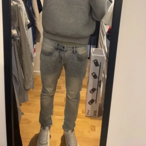 Ljusblå jeans från Loewe - Snygga ljusblå jeans från Loewe med broderad logga på bakfickan. De sitter slimfit men lite lösare och är storlek 30 men sitter som 32. De är väldigt bra kvalitet och är Köpta i Singapore för nått år sedan