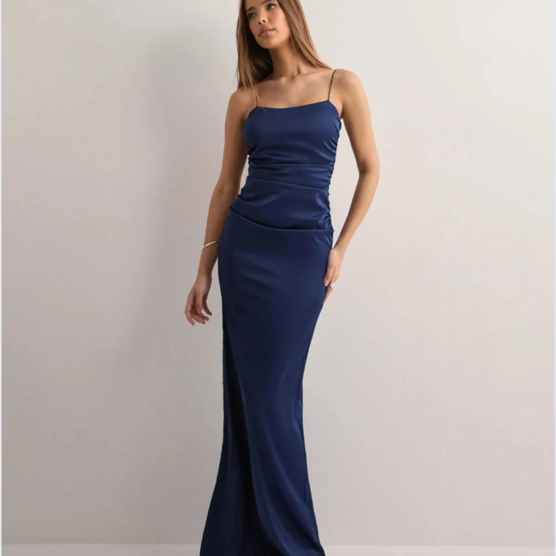 långklänning med smala axelband