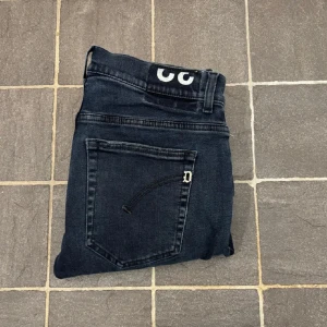 Dondup Jeans - Säljer mina snygga Dondup jeans som jag inte använder längre. De är i väldigt bra skick och sitter lite mer skinny. De är i storlek 32 men sitter lite mindre.