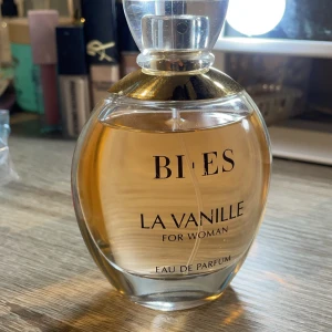 La Vanille Eau de Parfum från Bi-Es - Säljer en nästan helt oanvänd parfym. La Vanille Eau de Parfum för kvinnor från Bi-Es. Doften är varm och söt med tydliga vaniljtoner, fick den i födelsedagspresent men gillar dock inte vanilj parfymer därav säljer jag den, perfekt för den som älskar en mjuk och inbjudande doft. Bara testad så finns över 90ml kvar