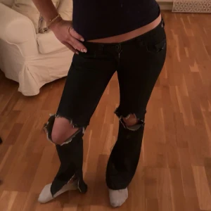 jätte lågmidjade jeans - säljer dessa sjukt coola jätte lågmidjade jeansen från diesel, de har slits och även hål på knäna. de är storlek 27 vilket motsvarar ca S, 36. skriv för fler bilder💓