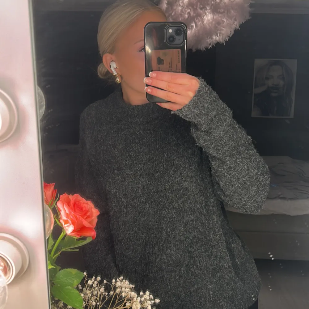 Säljer en mysig mörkgrå stickad tröja från 157. Tröjan har en enkel design med långa ärmar och en rund hals. Perfekt för kyligare dagar. Hör av dig vid intresse! 🖤. Neuletakit & Villapaidat.