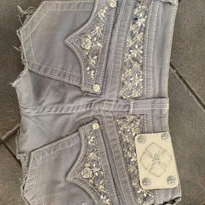 Grå shorts med broderade detaljer - De är bud på 430!❤️Snygga grå shorts med broderade blommönster och diamanter. De är low waist