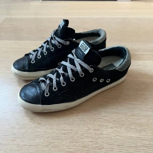 Golden goose skor - Säljer dessa feta Golden Goose Skor i ett bra skick. Storlek: 40 passar 41. Säljs till ett väldigt bra pris. Endast skor ingår. Skriv vid minsta fundering eller fråga. 