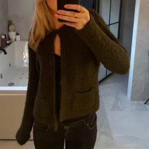 Glittrig kofta  - Så fin olivgrön kofta med glitter i som tyvärr inte kommer till användning💓 har sytt fast knappen själv❣️ står ingen storlek men passar xs-s