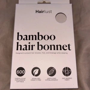 Hairlust sovmössa - Aldrig använd helt ny. Ta farväl av morgonfrillan och ostyriga lockar! Sovmössan i bambu är utformad för att hålla ditt hår lent och fritt från trassel och friss medan du sover. Dessutom är den tillverkad av lyxig 100% Bamboo Lyocell®, som gör mössan supermjuk precis som en sidenmössa. Sovmössan skyddar ditt hår från slitage, torrhet och friss så att du kan sova lugnt. Men sovmössan är inte bara skonsam mot ditt hår, den är också snäll mot din hud och miljön. Sovmössan passar alla hårtyper.
