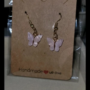 Handgjorda fjärilsörhängen i rosa och guld - Charmiga handgjorda örhängen med fjärilsdesign i rosa och guld. Perfekta för att lägga till en söt och unik touch till din stil. Lätta att bära med krokfäste.❤️