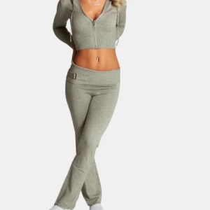 Grå croppad hoodie med dragkedja - Säljer en stilren grå croppad hoodie med dragkedja och huva och supersnygga yoga pants till . Tröjan har ribbade muddar och en snygg passform som passar perfekt till vardags. Perfekt för en avslappnad look.