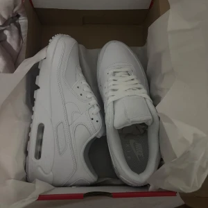 Vita Nike Air Max 90 s - Säljer ett par helt oanvända vita Nike Air Max 90 s. Pris kan diskuteras!
