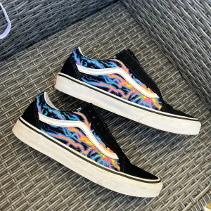 Svarta sneakers med färgglatt mönster från Vans - Säljer ett par svarta Vans  old skool med glow in dark mönster på knappt använda 