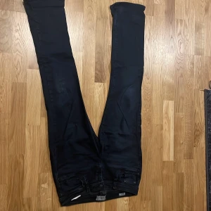 Svarta jeansbyxor från LTB i blue addicted - Nästan helt nya modellen Valerie Lowrise Boot Cut i storlek W29 L32. Jag har bara använt dem några få par gånger, så de är nästan som nya. Efter att jag gått ner i vikt på senaste tiden passar de inte längre riktigt bra för mig. De har en låg midja och bootcut passform som känns både bekväm och snygg. Eftersom de är i väldigt bra skick känns det som en bra möjlighet för någon annan att få användning av dem.