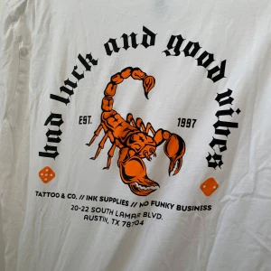 Vit t-shirt med coolt tryck 😎 - Säljer denna vita t-shirt från H&M med ett coolt Scorpion-tryck. Perfekt inför sommaren!☀️T-shirten är gjord i mjuk bomull och har använts några gånger innan - men har inga defekter. Tröjan passar både tjejer och killar - passar storlek S. 🤍😎☀️
