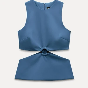 Cut-out topp - Superfin blå topp från Zara i storlek XL, men passar mig som vanligtvis bär M! Helt ny med prislapp kvar!😍