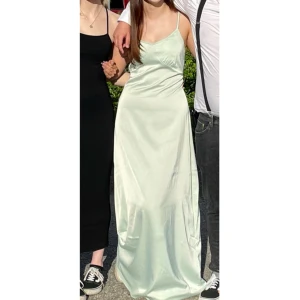 Ljusgrön långklänning - Superfin långklänning i satin, använd en gång