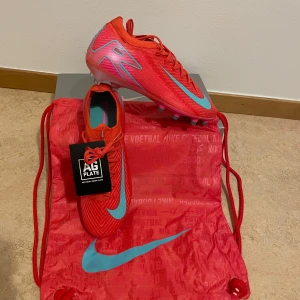 Elite  Nike mercurial strl41  - Säljer ett par helt nya och oanvända fotbollssko. Fick ett par extra och vill sälja 