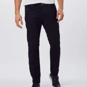 Svarta jeans från Diesel - svarta jeans med en knappgylf. Nypris 1599