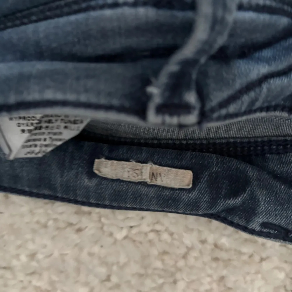 Säljer ett par blåa Replay Jeans i modellen Anbass, storlek W32 L32. Byxorna har tydliga tecken på användning men har fortfarande mycket kvar att ge! Perfekta för dig som gillar en snyggt sliten look eller behöver ett par bekväma vardagsjeans. Nypris ligger runt 1500–2000 kr, jag säljer dem för 249 kr på grund av skick! . Farkut & Housut.