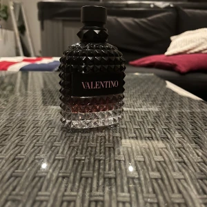 Valentino born in Roma intense - Den bästa parfymen som har bra budget extremt good doft och du kan ha verkligen närsomhelst under hela året och vart som helst. Passar perfekt som dag parfym. 100 ml flaska man har nog använt 40 ml så drygt 60 ml kvar