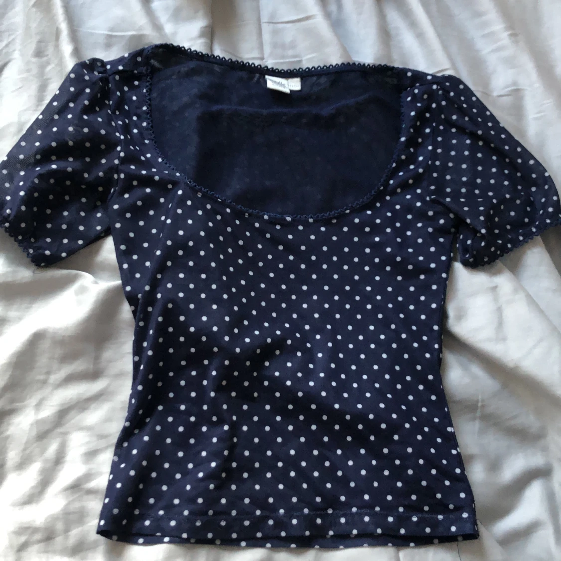Mörkblå prickig topp från Twik