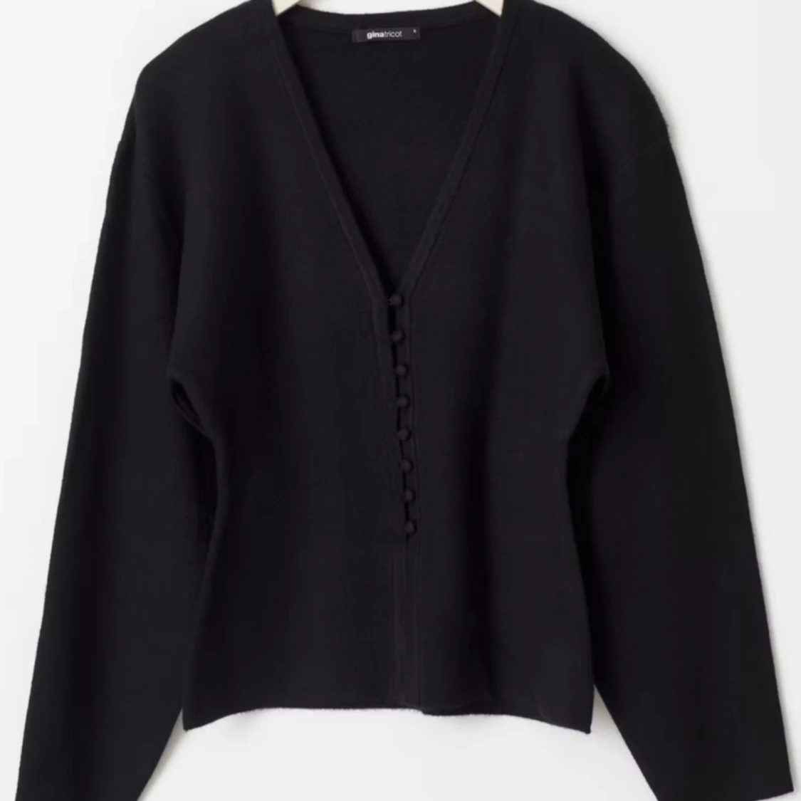 Svart figursydd kofta med knappar  - 1