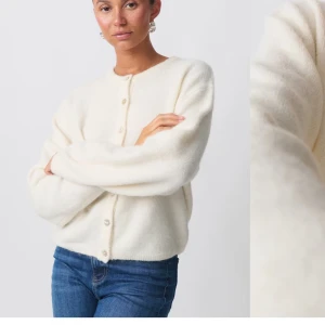 Stickad kofta - Vit stickad kofta från Gina. Säljer då den inte kommer till användning. Orginalpris 399kr.