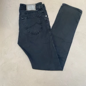 Svarta Jacob Cohën jeans 622 - Säljer nu riktigt feta svarta jeans från Jacob Cohën, modell Type 622.C.🙌Dem är slim fit. Det finns inga tecken av användning förutom att baklappen har krympt lite i tvätten. Men annars är jeansen i bra skick. Dem är slim fit och storlek 31 i midjan vilket motsvarar 41cm tvärs över och 104cm från midjan och ner. Tveka inte på att höra av er vid frågor och funderingar.