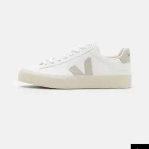 Stilrena vita sneakers från Veja med en diskret logga på sidan. Skorna har en klassisk design med snörning och en bekväm sula i beige. Perfekta för en avslappnad stil. ( intresse koll på ett par nya veja skor, knappt använda. Pris kan diskuteras)