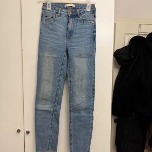 Blå jeans från Gina Tricot - Snygga blå jeans från Gina Tricot, modell Molly Original. De är högmidjade med en skinny passform och klassisk femficksdesign. Perfekta för en stilren look.