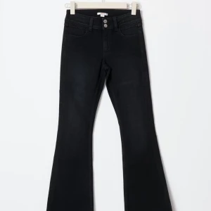 Svarta bootcut jeans - jag säljer mina svarta jeans som är i använda en gång. Byxorna kostar 359 kr nypris 