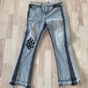 Feta jeans från Gallery Dept. - Snygga ljusblå jeans från Gallery Dept. Helt oanvända.